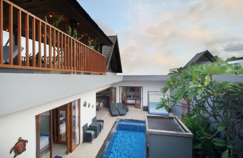 zewnętrzny widok na dom z basenem w obiekcie Villa Casa Turtle Sanur 3 Bedrooms Pool Villa w mieście Sanur