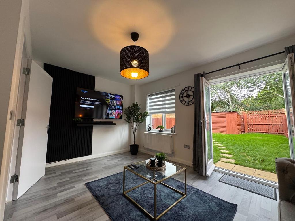 Μια τηλεόραση ή/και κέντρο ψυχαγωγίας στο Elegant & Modern 3 bed home with private drive