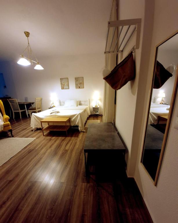 pokój z dwoma łóżkami i stołem w obiekcie Cloud9Rest & Fly w mieście Koropi