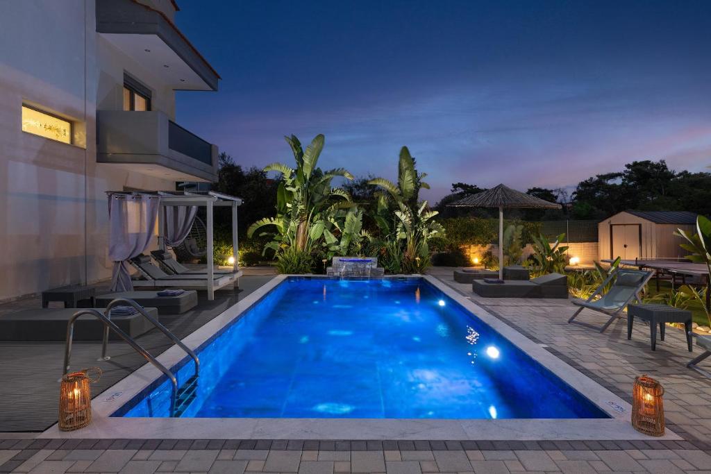 ein Swimmingpool im Hinterhof eines Hauses in der Unterkunft Hideaway Villa in Ialysos