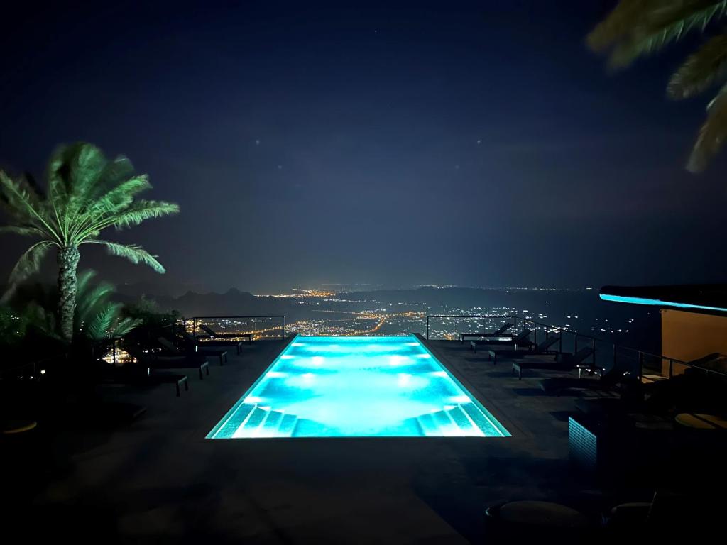 阿尔哈姆拉美景酒店的享有城市美景的夜间游泳池