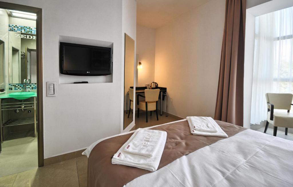 Ένα ή περισσότερα κρεβάτια σε δωμάτιο στο Hotel Zeder Garni