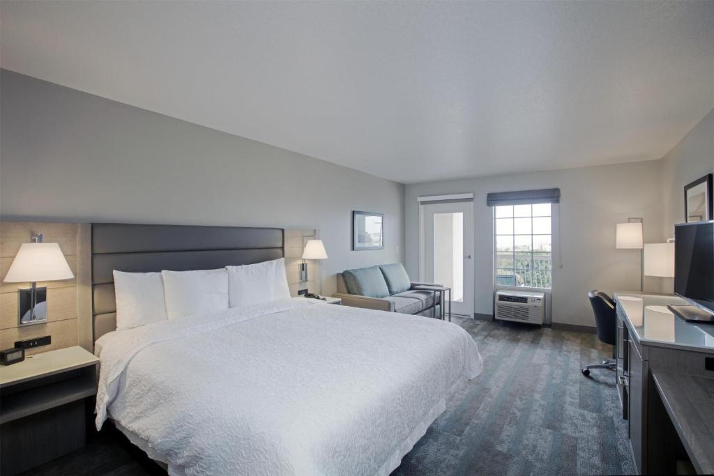 Hampton Inn & Suites Hermosa Beach - King Study Room With Balcony - Non-Smoking
