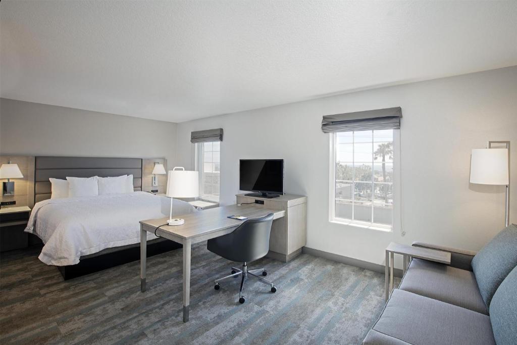 Hampton Inn & Suites Hermosa Beach - King Studio Suite - Non-Smoking