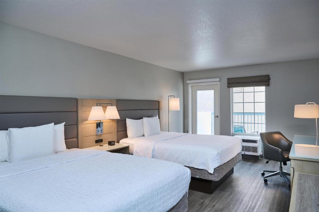 Hampton Inn & Suites Hermosa Beach - Room With Two Queen Beds - Non-Smoking