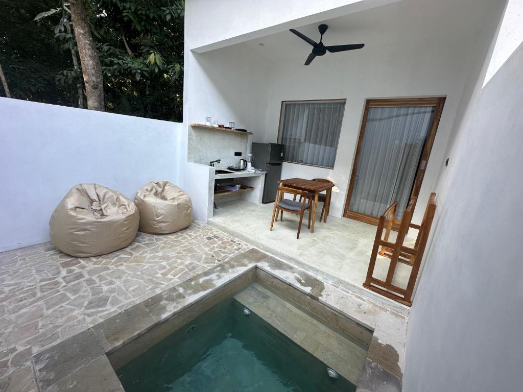 una casa con piscina en una habitación en Radin Group 6, en Kuta Lombok