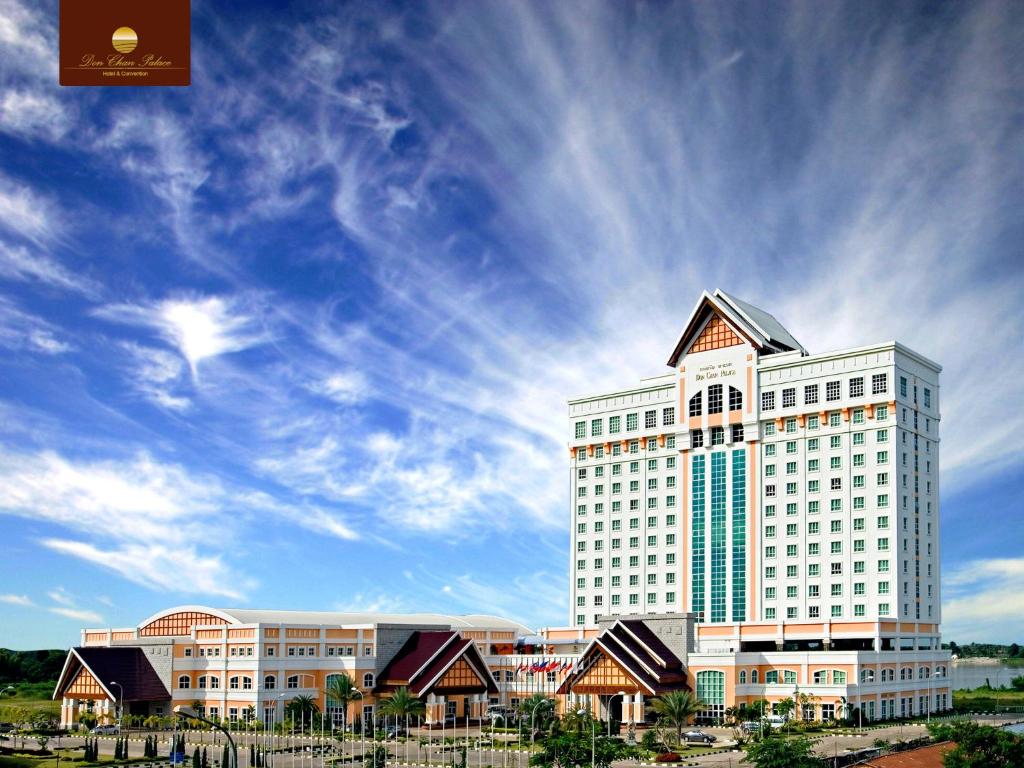 een groot wit gebouw met een hemel op de achtergrond bij Don Chan Palace Hotel & Convention in Vientiane