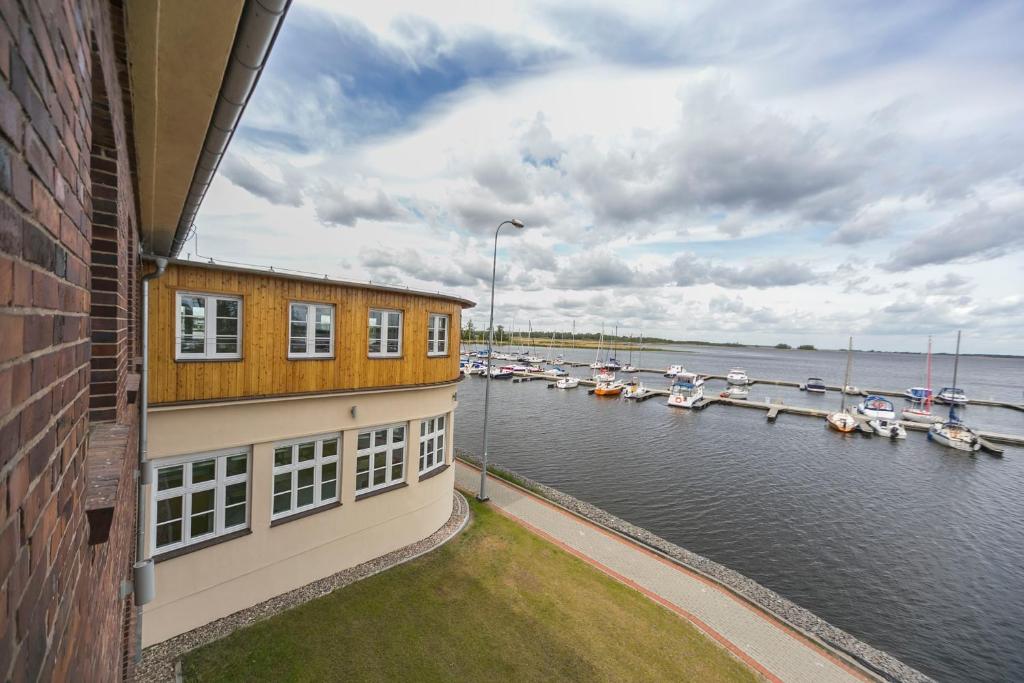 Výhled na řeku, která protéká v blízkosti hostelu