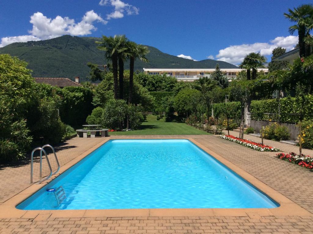 ein großer blauer Pool im Hof in der Unterkunft Lido Golf in Ascona