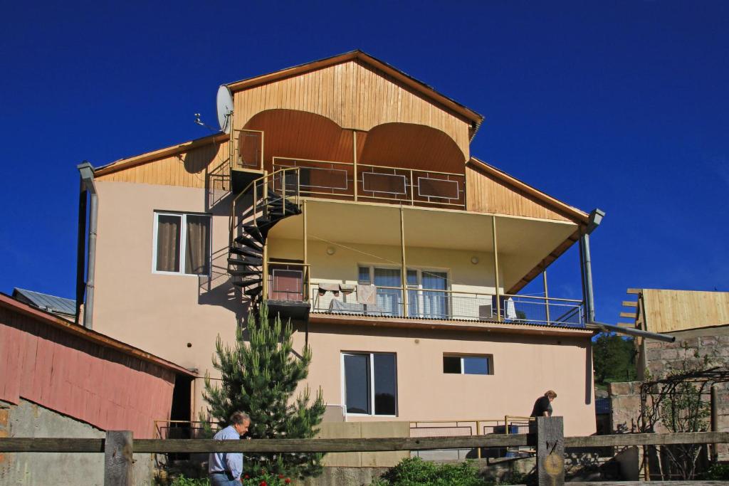 une maison avec un balcon au-dessus dans l'établissement Dilbo House, à Dilidjan