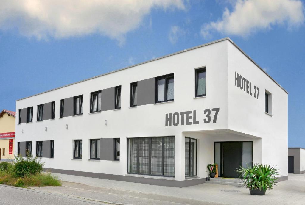 un edificio bianco con le parole "hotel" sopra di Hotel 37 a Landshut