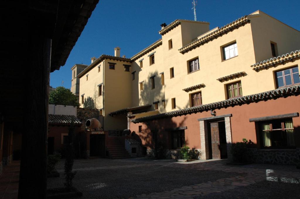 a row of buildings in an alley way at Casa Rural las Médicas in Buendía
