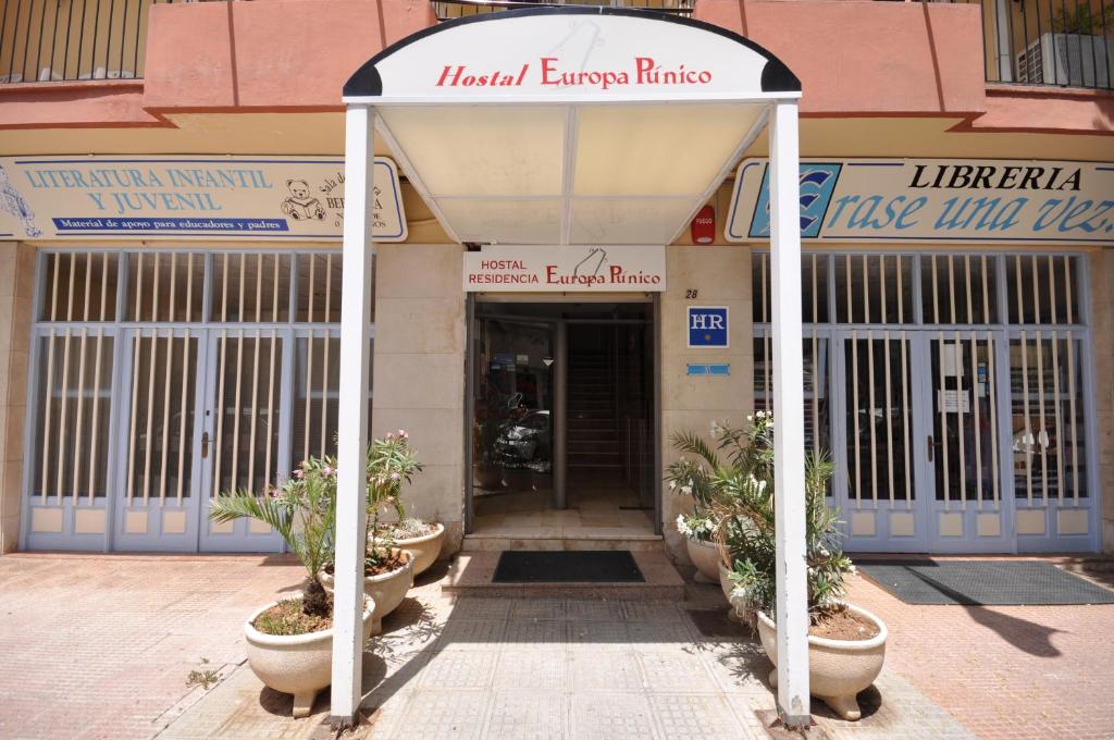 een toegang tot een gebouw met potplanten voor de deur bij Hostal Residencia Europa Punico in Ibiza-stad