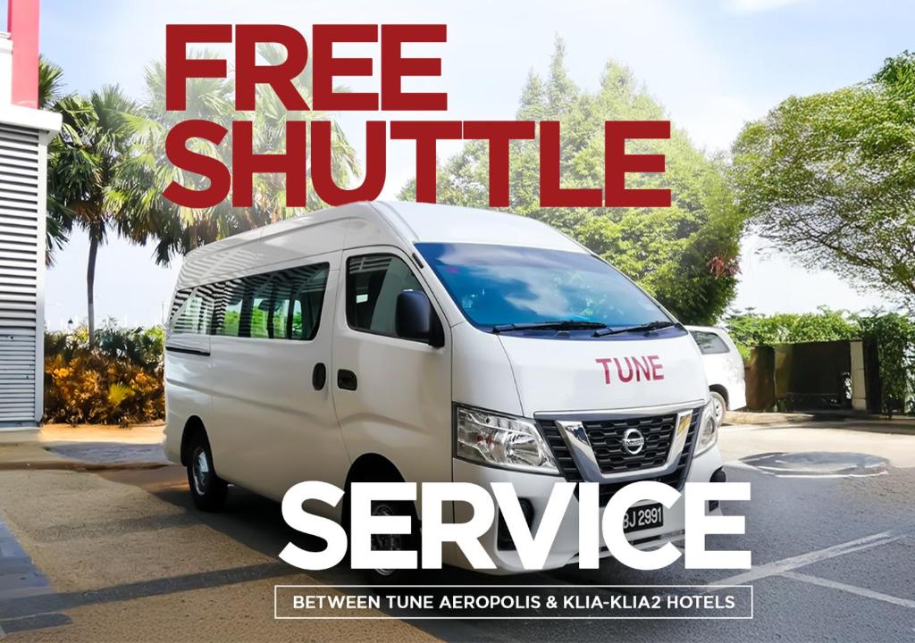 een wit busje geparkeerd op een parkeerplaats bij Tune Hotel KLIA Aeropolis (Airport Hotel) in Sepang