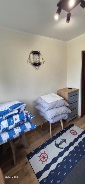 a room with two beds and a dresser and towels at Apartament " Uznam" w centrum Świnoujścia in Świnoujście