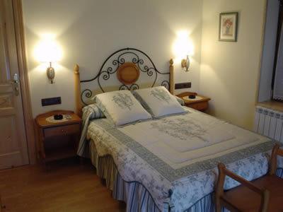 Postel nebo postele na pokoji v ubytování Hostal Restaurante Arangoiti