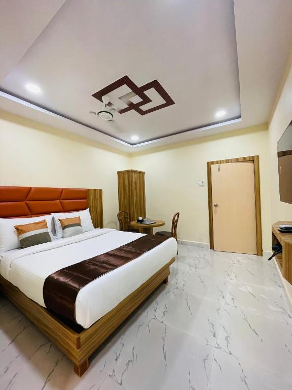 a bedroom with a large bed in a room at Riverside Retreat Dombivli - Swimming Pool - Couple Friendly - Comfortable Stay in Dombivli