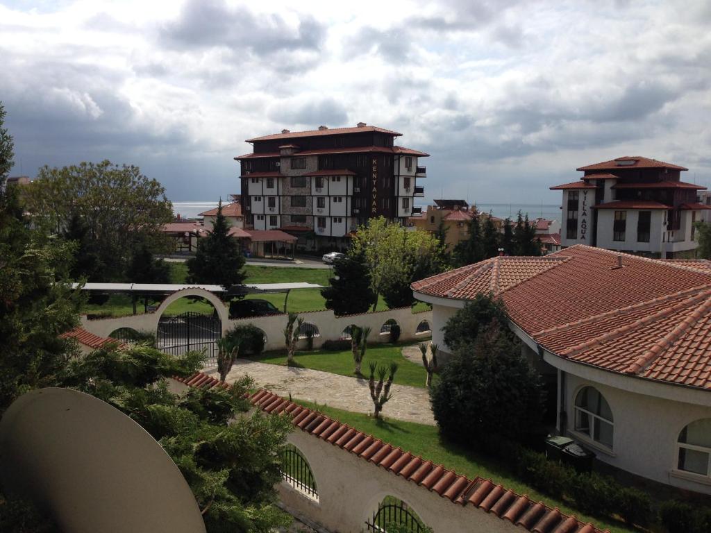 Vistas a una ciudad con edificios en el fondo en Karchevi Apartment en Sveti Vlas