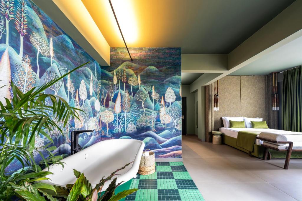 un bagno con vasca e un murale di Alp Pasa Hotel - Special Class a Antalya (Adalia)