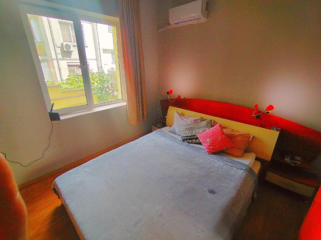 Ένα ή περισσότερα κρεβάτια σε δωμάτιο στο Small City Garden