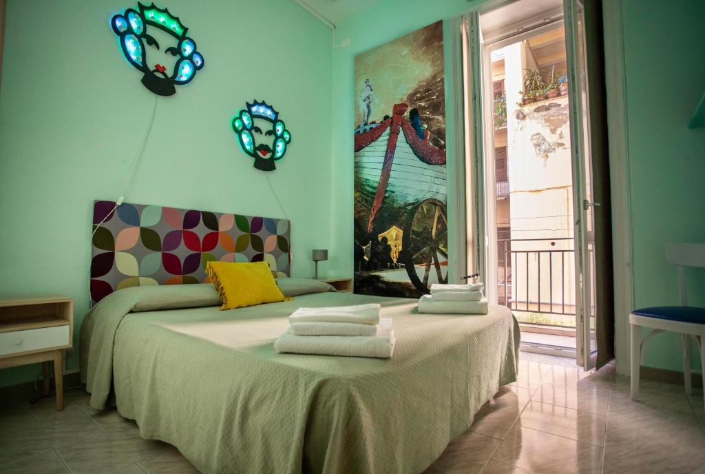 ein Schlafzimmer mit einem Bett mit Handtüchern darauf in der Unterkunft "Zigana" tra feste Siciliane - nel centro storico della città! in Palermo