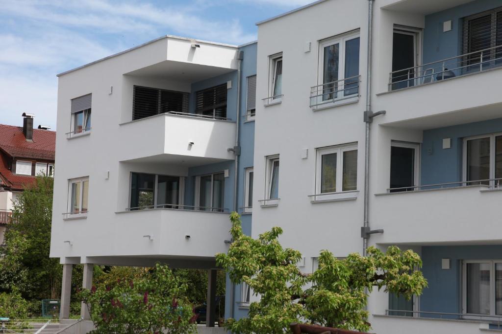 an image of a white apartment building at Appartements Bank Am See in Immenstaad am Bodensee