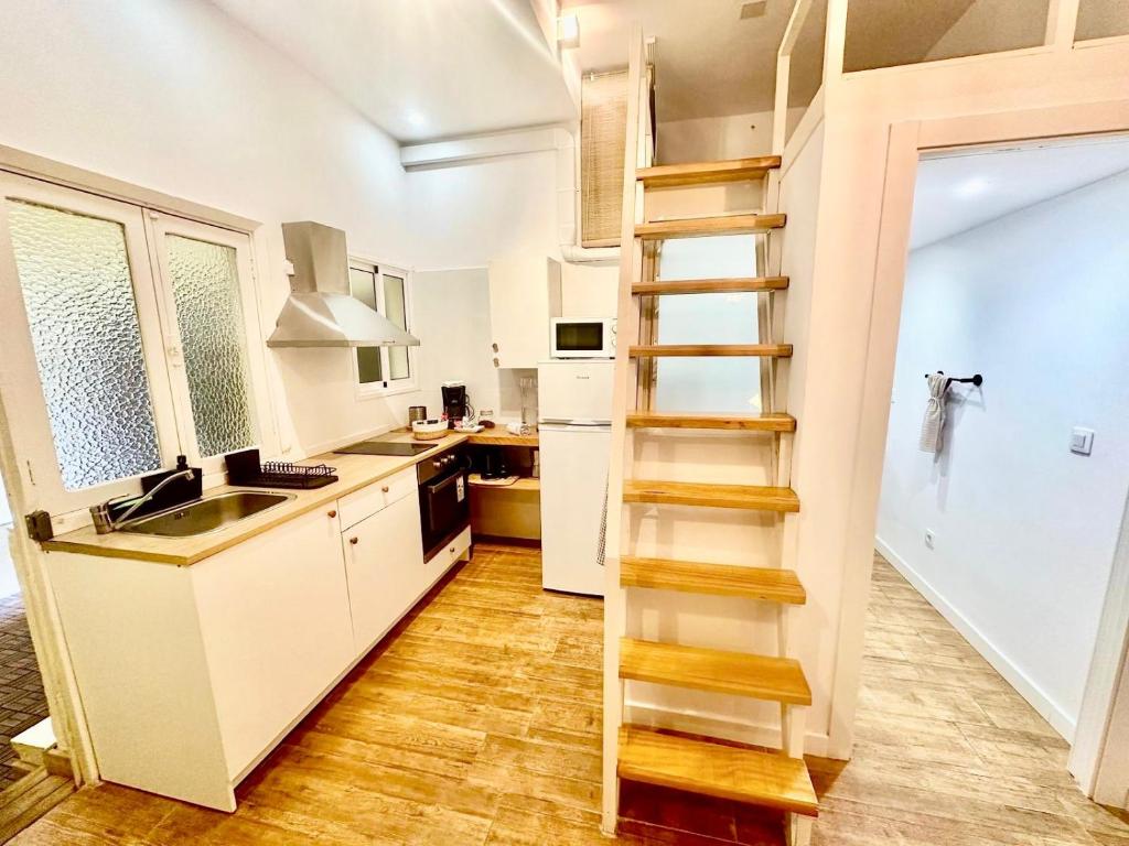 a kitchen with a spiral staircase in a room at Apartamento en el corazón de Santa Cruz in Santa Cruz de Tenerife