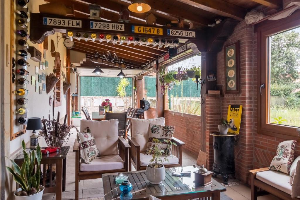 ein Wohnzimmer mit Sofas und einem Tisch in der Unterkunft El Rincón de Agüero in Agüero