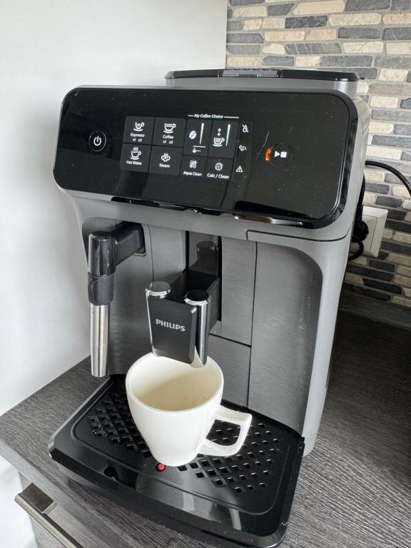 a coffee maker with a cup on a table at S&P Home Stilvolles 3-Zimmer-Apartment in zentraler Lage, Komfort & Entspannung garantiert! 2 Stock in Leonberg