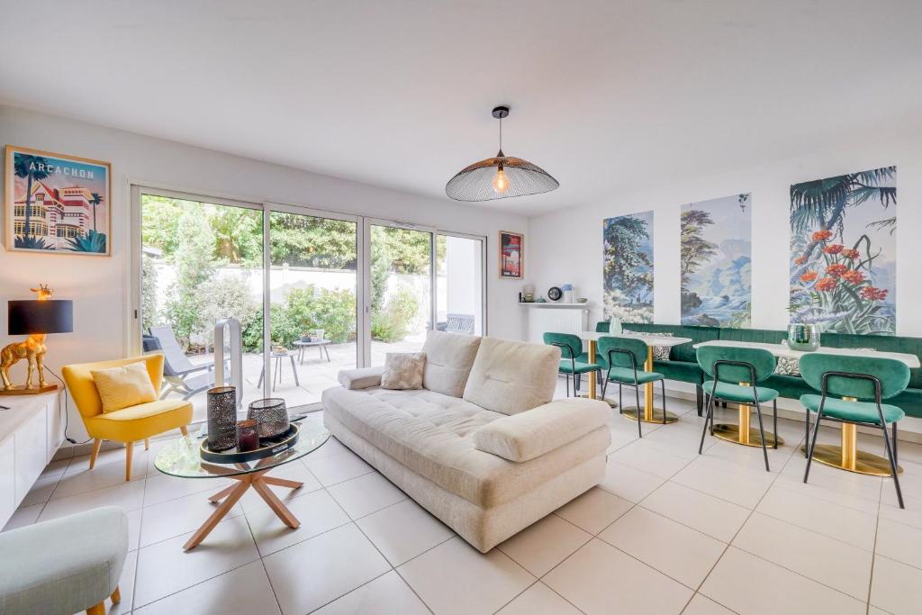 a living room with a couch and a table at La Villa Caudéran - Déco chic et bohème in Bordeaux