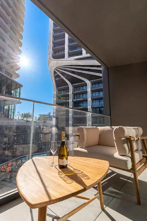 Mercury Suite Designer Apartment with Pool Access