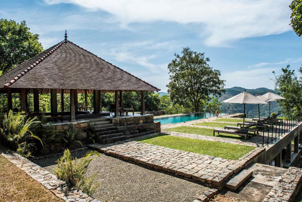 - une piscine avec un pavillon à côté d'une piscine dans l'établissement Living Heritage Koslanda, à Koslanda