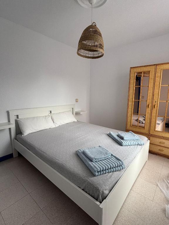a bedroom with a bed with two towels on it at Centro y playa, tu apartamento ideal en SOMO con Parking in Somo