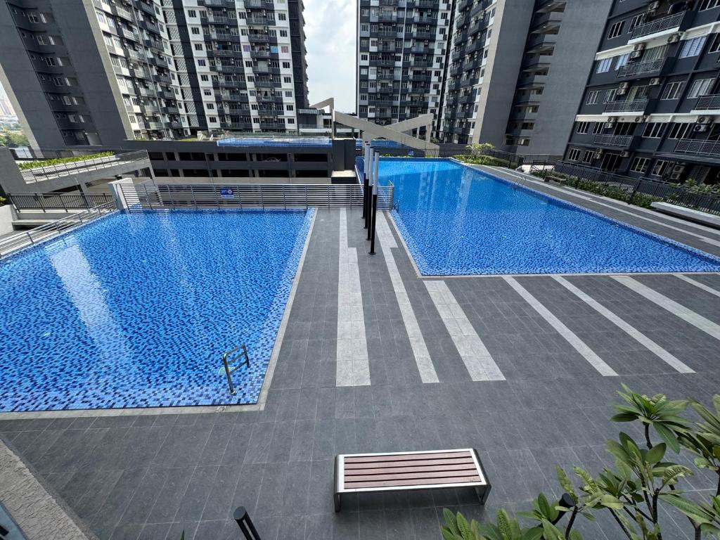 Piscina de la sau aproape de Seri Topaz Comfort Home