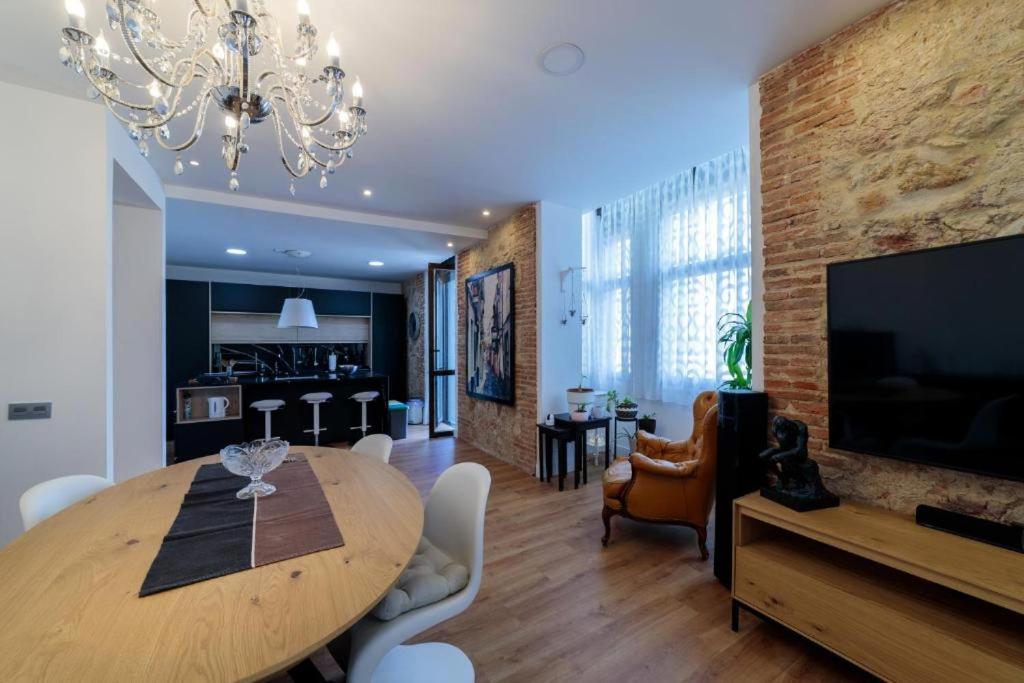 comedor con mesa de madera y sala de estar en Alojamiento Singular, en Zamora