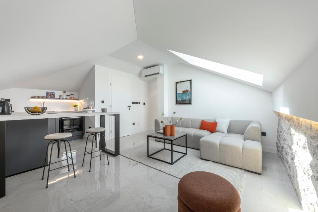 una cucina e un soggiorno con un divano e un tavolo di Apartment Fort Minčeta a Dubrovnik