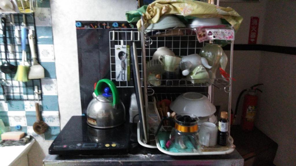 eine Küchentheke mit Geschirr in der Unterkunft furorai KANAMATI Floral Kanamachi - Vacation STAY 12219 in Tokio