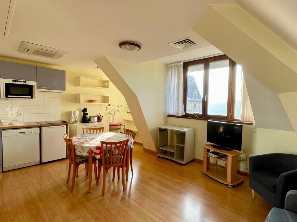 Kuchyň nebo kuchyňský kout v ubytování T2 calme, vue ville et lac, animaux admis, parking et climatisation - FR-1-555-42