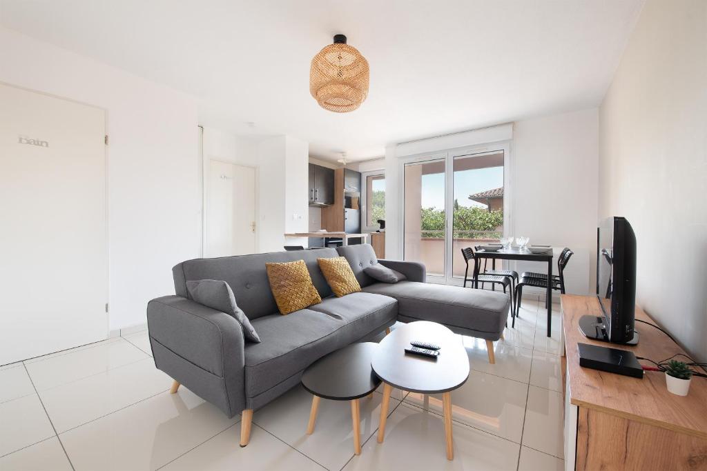 Posezení v ubytování T2 balcon avec parking sécurisé et gratuit