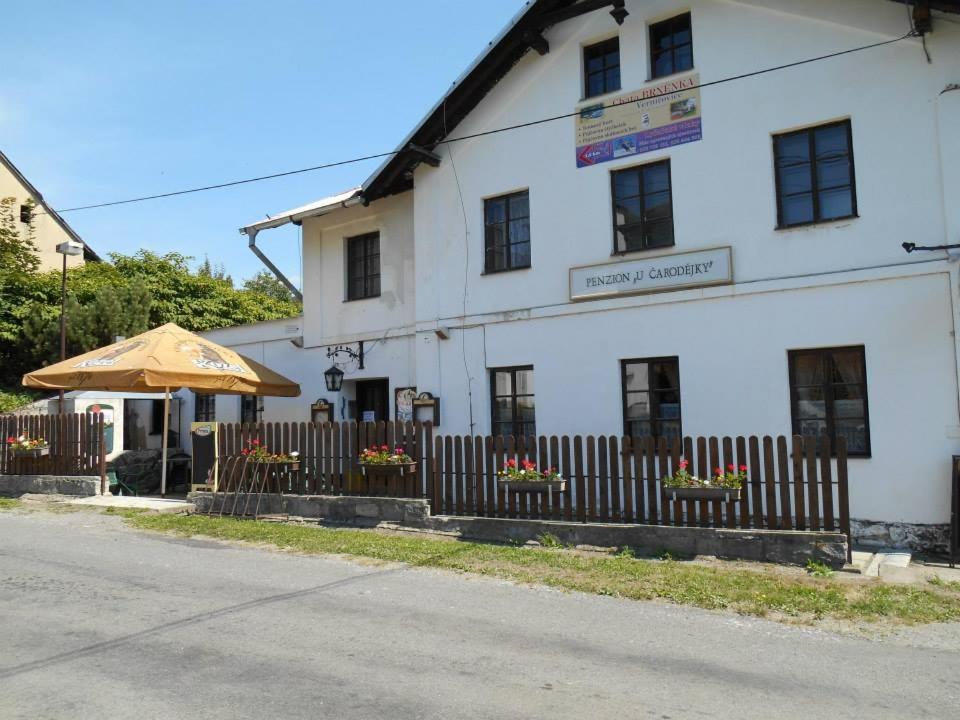 een wit gebouw met een paraplu ervoor bij Chalupa u Čarodějky in Vernířovice