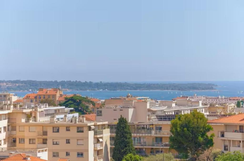 LE ROCHER avec terrasse et vue mer, près du centre-ville