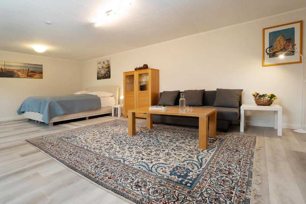 a living room with a couch and a table at Kleines Küstennest in Grömitz