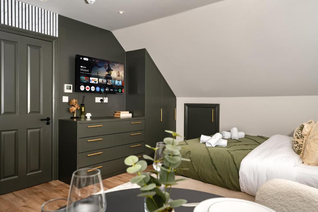 Giường trong phòng chung tại Cosy Modern Studio Near Arnos Grove