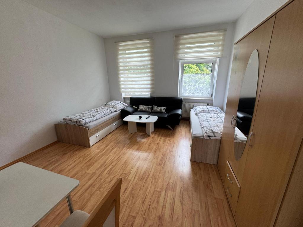 a living room with a couch and a table at Kleine gemütliche Wohnung Pfortnerstraße 23 in Niederdorla
