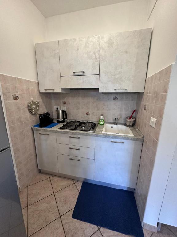 una piccola cucina con lavello e fornello di Golden Home Lazise a Lazise