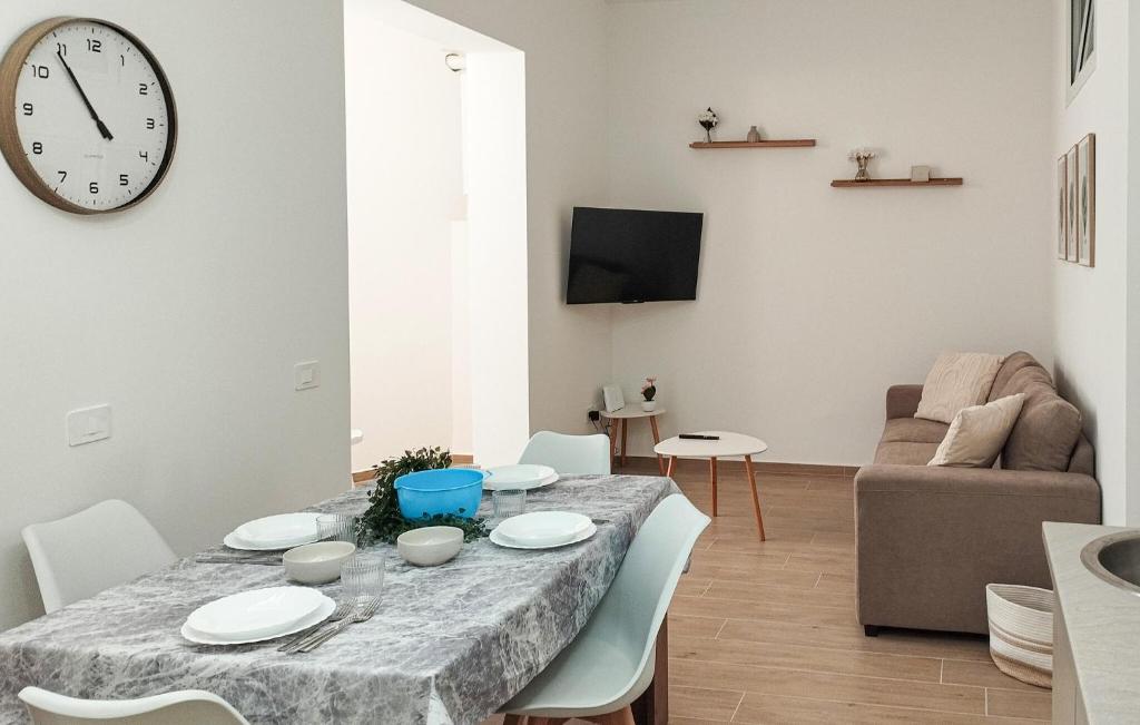 Μια τηλεόραση ή/και κέντρο ψυχαγωγίας στο Pet Friendly Apartment In Porto Santelpidio