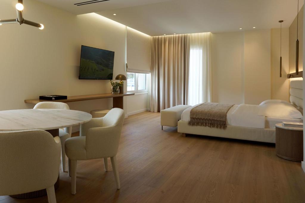 Luxury White Tower Suites - 12