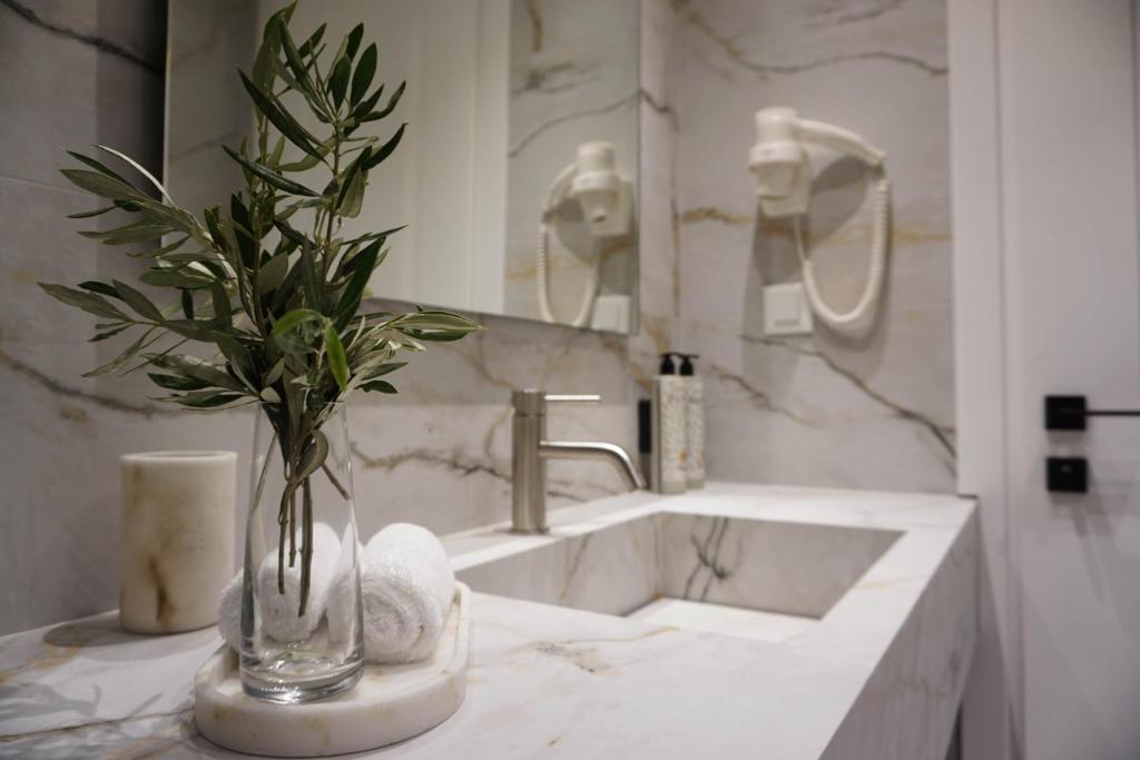 Luxury White Tower Suites - 19