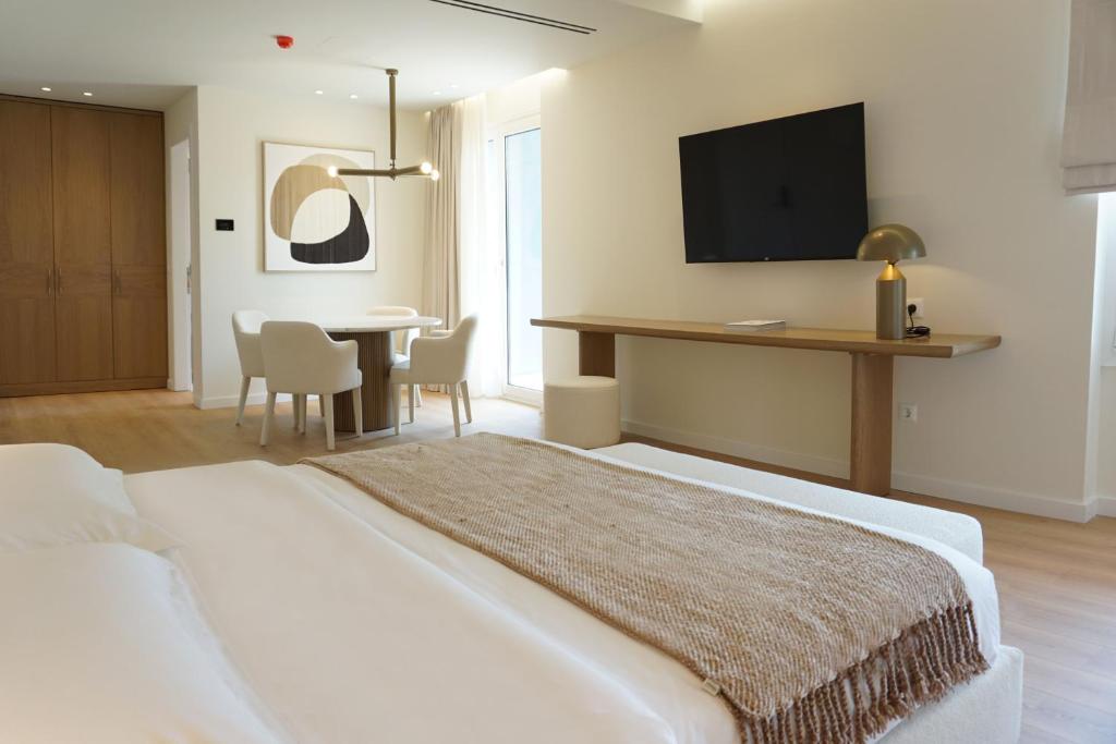 Luxury White Tower Suites - 11