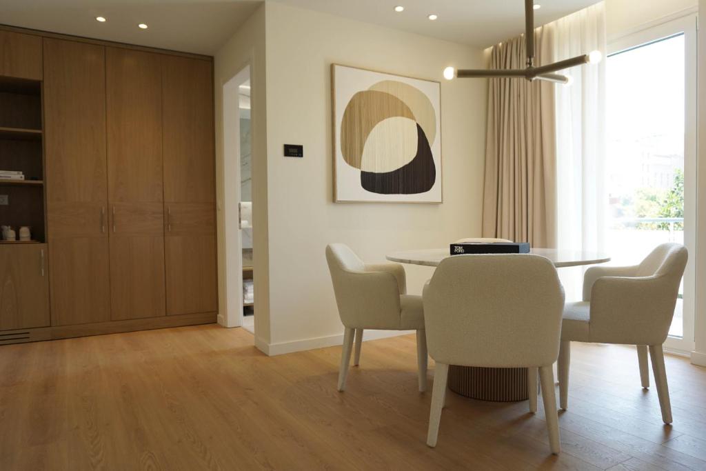 Luxury White Tower Suites - 13